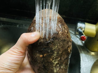 2、拔丝芋头,用水洗干净；