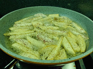 7、拔丝芋头,调中小火炸芋头；