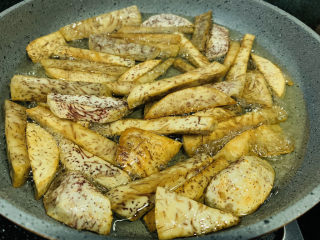 8、拔丝芋头,慢慢炸，中间用筷子翻面，移动；