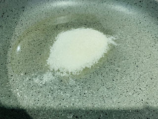 11、拔丝芋头,再加入1勺白糖；