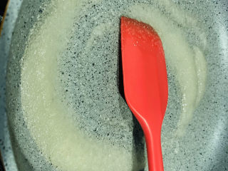 12、拔丝芋头,糖稍微融化点，就可以转小火炒，