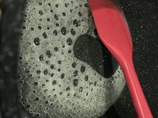 13、拔丝芋头,开始冒泡，继续炒；