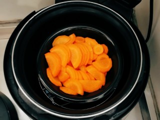 3、胡萝卜馒头,放入电压力锅蒸熟
