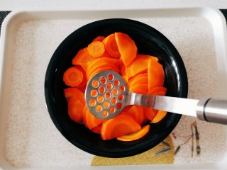 4、胡萝卜馒头,蒸熟后碾压