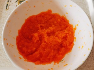 5、胡萝卜馒头,碾压成颗粒状