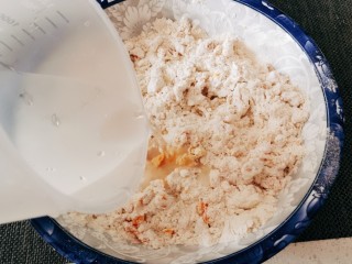 8、胡萝卜馒头,再注入适量清水