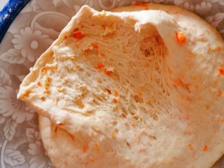 10、胡萝卜馒头,发好了  有很多孔洞