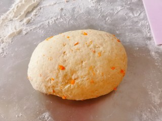 11、胡萝卜馒头,移至面板，揉匀排气