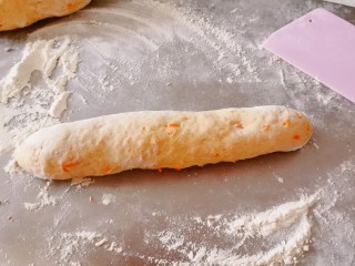 12、胡萝卜馒头,搓成长条