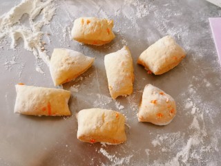 13、胡萝卜馒头,分成小剂子