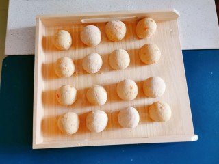 14、胡萝卜馒头,每个小剂子揉搓成圆形 再次发酵