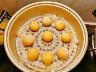 15、胡萝卜馒头,放入蒸锅 水开之后蒸18分钟 焖2分钟