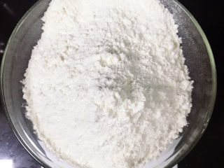 1、紫薯奶酪包,称好面粉