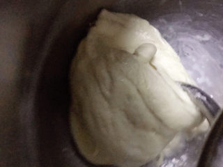 7、紫薯奶酪包,加入盐和黄油继续揉6分钟左右