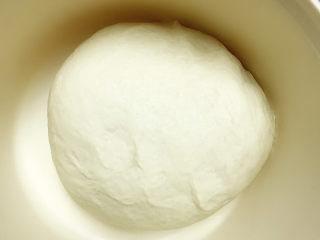 8、紫薯奶酪包,揉圆后放入密封容器中盖上盖子发酵