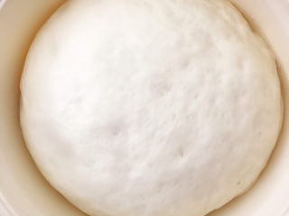 9、紫薯奶酪包,发酵好的面团