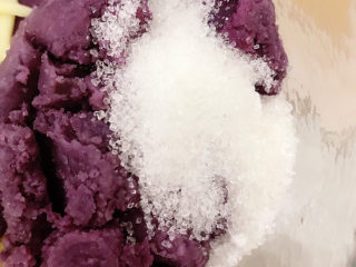 13、紫薯奶酪包,紫薯泥中加入10g白糖拌匀