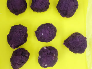 14、紫薯奶酪包,分成8个20g