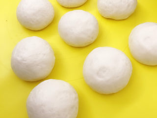 15、紫薯奶酪包,醒发好的面团