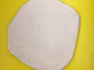 16、紫薯奶酪包,擀成中间厚边上薄的皮