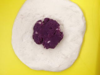 17、紫薯奶酪包,放入紫薯