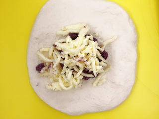 18、紫薯奶酪包,放入15g奶酪丝