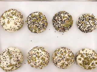 21、紫薯奶酪包,放在烤盘二发30分钟左右（看温度调整哈）