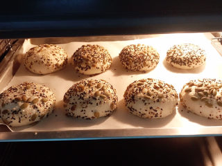 22、紫薯奶酪包,放入170度预热的烤箱中