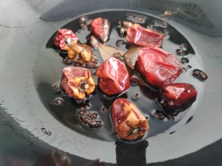 6、香辣卤鸡爪,锅里放油烧热，下入辣椒，花椒、桂皮等香料炒香。