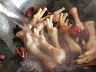 10、香辣卤鸡爪,加入适量的热水。水量要莫过鸡爪。