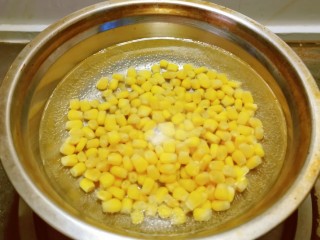 2、黄金玉米饼,玉米粒放入开水中汆烫。