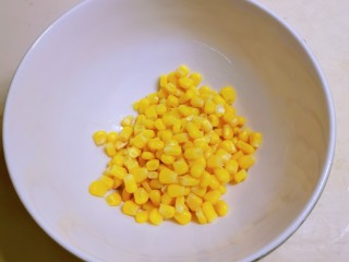 3、黄金玉米饼,捞到大碗里，晾凉。