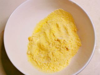 4、黄金玉米饼,碗中放入玉米面粉。