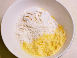 5、黄金玉米饼,放入中筋面粉。