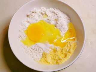 6、黄金玉米饼,敲入鸡蛋。