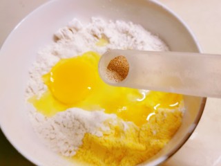 7、黄金玉米饼,放入酵母粉。