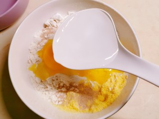 8、黄金玉米饼,倒入温水，温水慢慢添加。