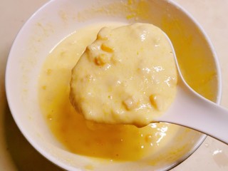 9、黄金玉米饼,搅拌成面糊。