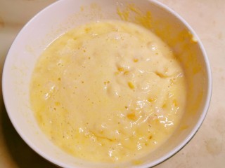 11、黄金玉米饼,面糊发酵好，会看到面糊有些气泡，搅拌。