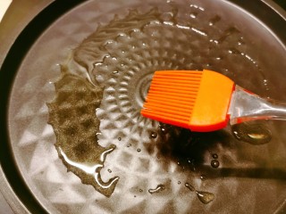 12、黄金玉米饼,煎烤机预热，上下盘同时加热，均匀刷上食用油。