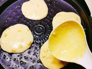13、黄金玉米饼,用勺子倒入面糊，形成小圆饼。