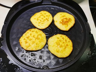 14、黄金玉米饼,上下盘同时加热，小饼两面金黄出锅。
