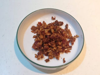 2、酸奶鸡蛋饼,把金丝小枣清洗干净后切成小丁