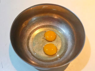 3、酸奶鸡蛋饼,土鸡蛋打入盆里