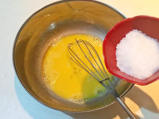 5、酸奶鸡蛋饼,加入白糖