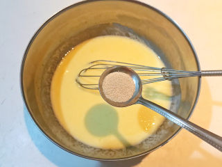 7、酸奶鸡蛋饼,加入酵母