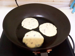 17、酸奶鸡蛋饼,把面糊用勺子舀入锅中，面糊不要太多，太厚了不好熟，全程小火煎制