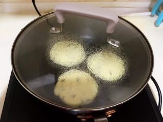 18、酸奶鸡蛋饼,盖上锅盖，焖煎2分钟左右