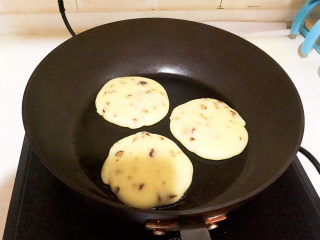 19、酸奶鸡蛋饼,小饼鼓起来了，用筷子压一下，很快就弹起来，就熟了