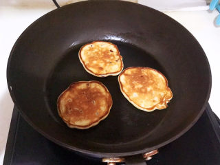 20、酸奶鸡蛋饼,看看底面，金黄色，这道酸奶鸡蛋饼只煎一面即可